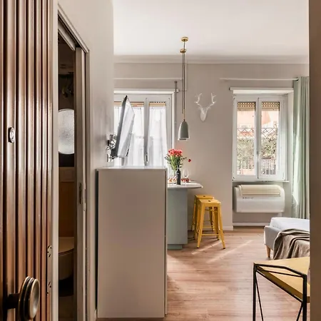 The Rent - Bright In The Historic Center Of Roma